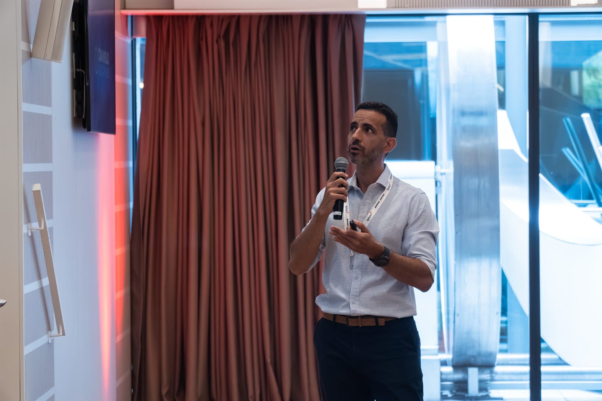 Fabián Canoni hablando en un evento profesional